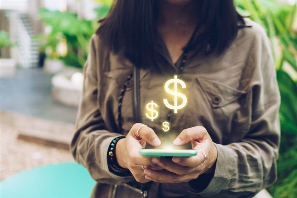 Comissão recebida no celular — pagamento imediato após a cessão