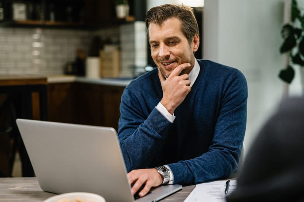 Profissional estudando no laptop — treinamento da VORA Academy