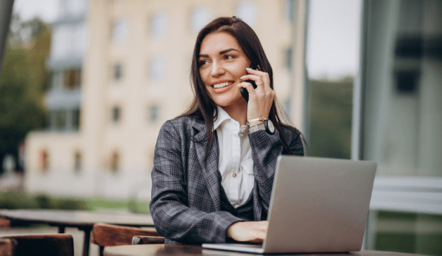 Broker Ativos trabalhando remotamente na praia com laptop